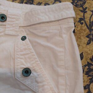 GUESS LABEL WHITE LADIES SHORTS. VERY SHORT. SIZE 8 . NEW/NO TAGS